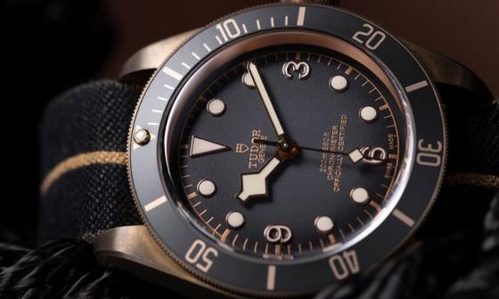 帝舵推出新款Black Bay青铜表，保持系列以及前作的所有特征之外，新款别开生面换上石板灰新色，当年曾造成市场追捧以及专业奖项认可的入门青铜表再次强势回归