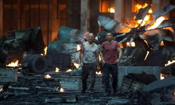 《虎胆龙威》新作最吸引人的,当数约翰麦克莱恩和儿子父子两代硬汉的炫目联手。