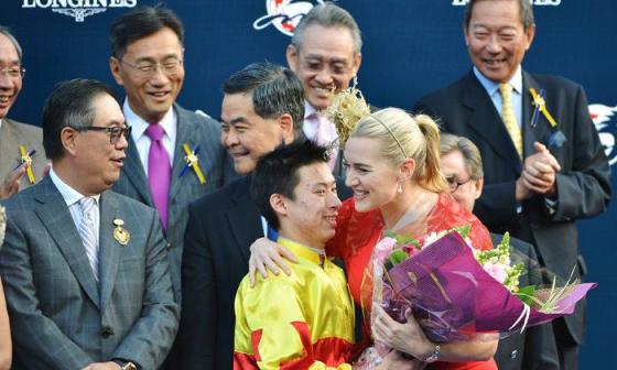 Longines浪琴表优雅大使凯特•温斯莱特为Longines Hong Kong Cup浪琴表香港杯锦标、California Memory的马主、驯马师及骑师颁发Longines浪琴腕表。作为答谢，骑师Matthew Chadwick为她送上一束鲜花。