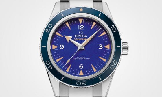 Seamaster 300近期推出两款贵金属版本，特别的是面盘换上了青金石和孔雀石这种装饰感强烈的材质，赋予表款更偏正装化的风格