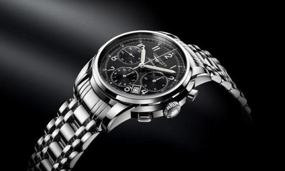 Longines浪琴表Saint-Imier索伊米亚系列的灵感源于品牌悠久精纯制表传统的创始发祥之地。流利的线条及独立于表壳的表耳赋予这些新品一种经典与现代设计之间的绝妙平衡。这款计时码表直径41毫米，配备专为Longines浪琴表开发和生产的L688导柱轮机芯，精钢表壳搭配黑色表盘。