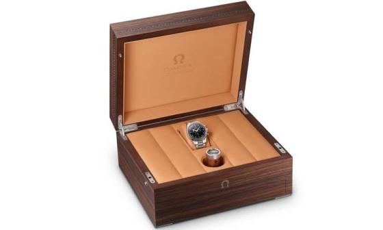 表盒采用高级木材鹅掌楸制作，外观造型则是从原款超霸手表的配件中获得启发。