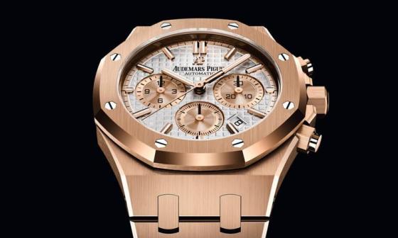 爱彼皇家橡树计时码表2019年推出38mm表径新款，与线上同步发行的41mm相同都采用Two Tone面盘配色，搭配RO系列经典的Grande Tapisserie，营造出独具魅力的视觉层次