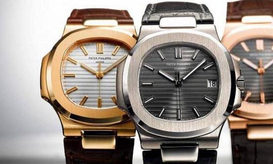 新世代的Nautilus除却了不锈钢表的时代任务，因此在基础的不锈钢链带款之外，还追加了贵金属搭配鳄鱼皮带款，一本表王既有的尊贵格调