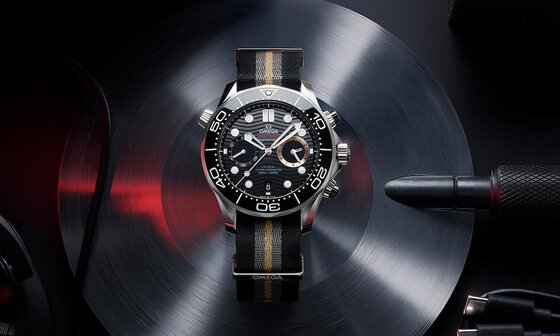 穿越游戏次元，欧米茄 Seamaster 潜水 300 腕表 007 First Light