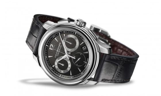 此次L.U.C Chrono One Flyback飞返计时码表配备萧邦表厂设计、制作及组装的L.U.C 03.03-L机芯，巧妙演绎精致考究的正装风格