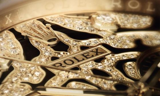 面盘上黑漆与钻石相互交织，12点钟皇冠Logo、数字时标等装饰皆为18ct 黄金