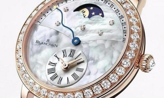细看这只偏心月相表的盘面，诸多细腻华美的设计可说是一件顶尖杰作，表冠所镶嵌的近1克拉钻石更是难掩其光彩