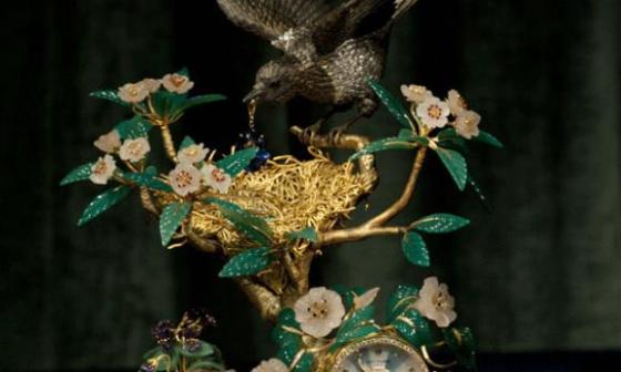 2月26日，香港苏富比工作人员在介绍百达翡丽“喜鹊聚宝鸟巢”座台钟，估价300万至500万港元