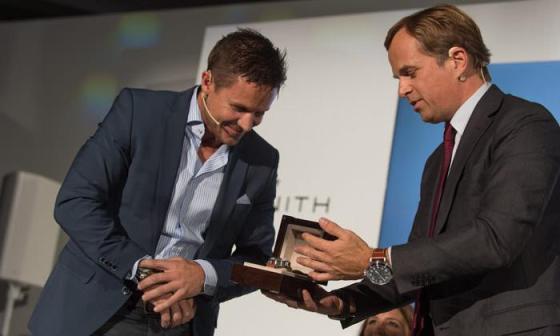 让-弗雷德里克•杜佛（右）与菲利克斯•鲍加特纳（左）出席Zenith真力时BaselWorld巴塞尔世界钟表珠宝展发布会