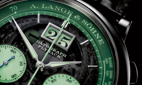 朗格新作Datograph Up/Down “Lumen”延续品牌对于夜光技术的研究，透过于蓝宝石材质涂上独门的专利涂层，使得底下的夜光转盘能发散出强大夜光效果