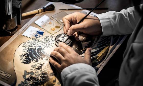 积家的Reverso系列最近再推出三款分别只限量8只的微绘珐琅工艺表，品牌以东西三位艺术大师的画作为蓝本，唯妙唯肖地在手表上再现三幅着名画作