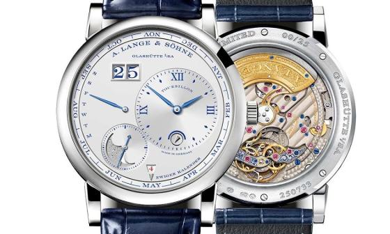 面盘结构的底部结合带有波浪形凹槽的外圈线条，装上弹簧的取样杠杆沿外圈线条滑动，偏离幅度与凹槽深度相互对应，偏离越大，月份越短。同时，所有显示均以瞬跳方式切换