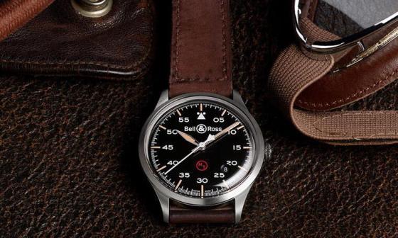 柏莱士的BR V1-92 Military拥有品牌较少见的圆壳设计，同时其也参考了旧时军表的风格，呈现与今日军表粗犷外在截然不同的样貌