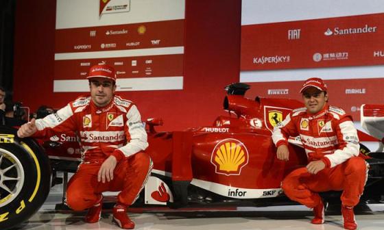 上周，法拉利车手阿隆索（Fernando Alonso），左，与马萨（Felipe Massa）携手为新车F138揭幕