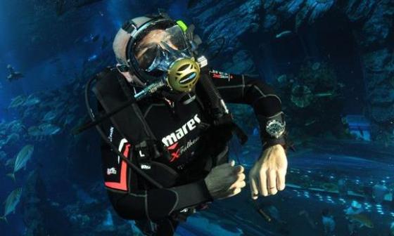 宝珀现任首席执行官Marc A. Hayek先生佩戴X噚潜水表