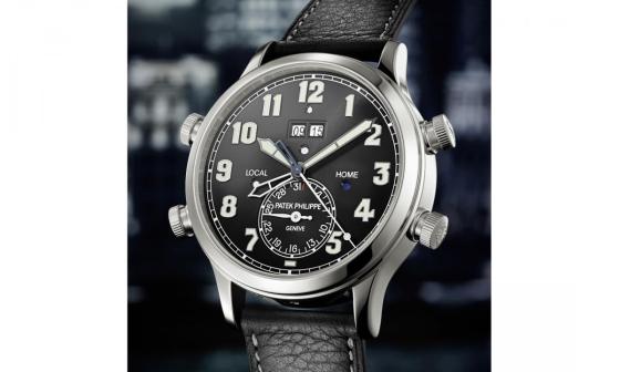 百达翡丽以旗下独家两地时间双时区显示装置为本，加入24小时响闹功能，呈献最新顶级复杂功能自动 上弦时计，以音锤敲打经典音簧演绎响闹讯号，表 身设计流露飞行员两地时间腕表风采