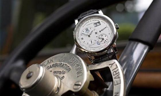 Lange 1 TIME ZONE 的 Concorso 特别版腕表在 1913 年面世的劳斯莱斯 Silver Ghost Austrian Alpine 实验车前