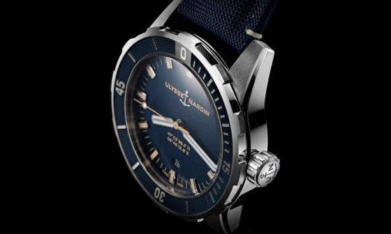 雅典新款潜水表以1950年代的古董表为基础，呈现潜水表的经典样貌之余，也结合了品牌现代制表科技精华，复古风格一登场就引起市场注目