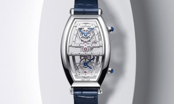 卡地亚为了向CPCP系列的Tonneau XL双时区腕表致敬而新推出新款Tonneau两地时间表，除了同样采用上下两枚小表盘分别显示所在地与原居地时间，新款采用镂空设计则是它有别于原作的特色