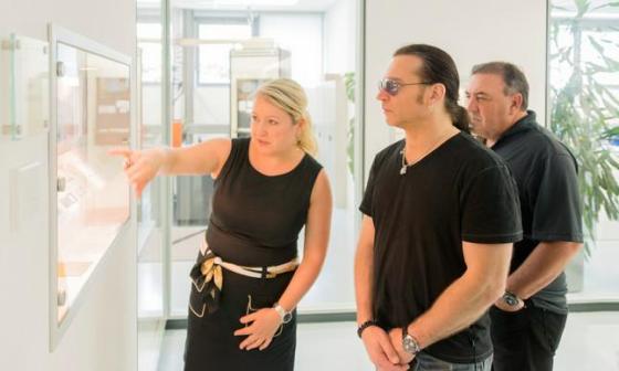 KISS合唱团鼓手艾瑞克 • 希格参观格拉苏蒂 Glashütte 制表工厂