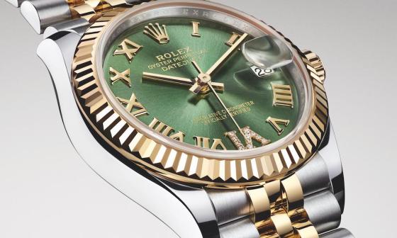 三点钟位置设有小窗凸透镜,方便读取日历，让Datejust 31成为容易辨识的名表之一