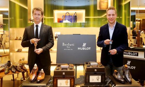 路易·比弗（右）与Yves Coppin（左）共同发布经典融合Berluti腕表
