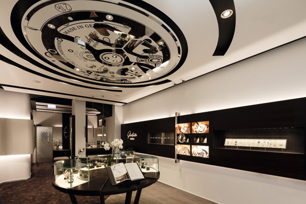 别具特色的装饰性天花板展示着同样风格独具的腕表机芯