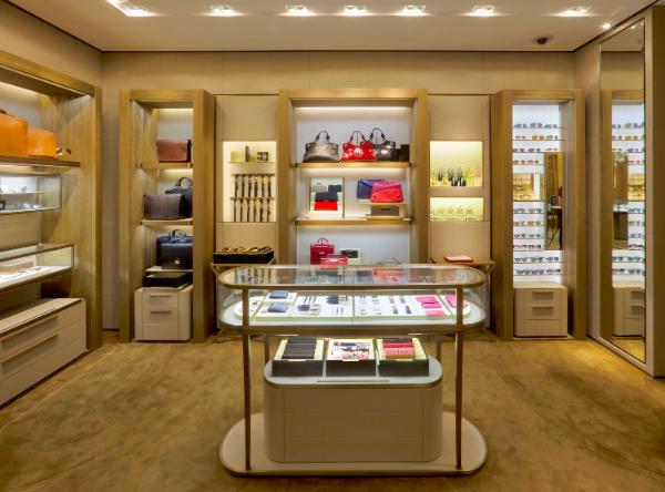 精品店二层配饰展示区