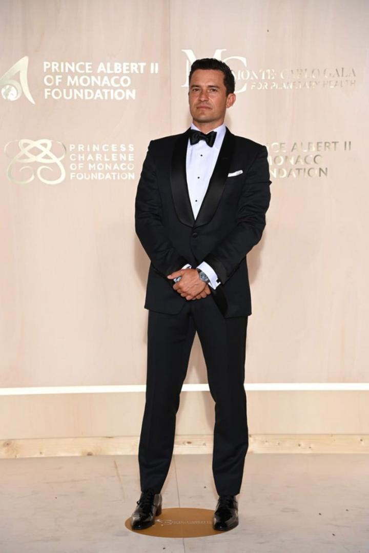 许久未有代表作问世的好莱坞男星奥兰多布鲁姆先前出席蒙地卡罗全球健康晚宴，以一身优雅正装打扮展现绅士风范，手上戴的名表也引起注目