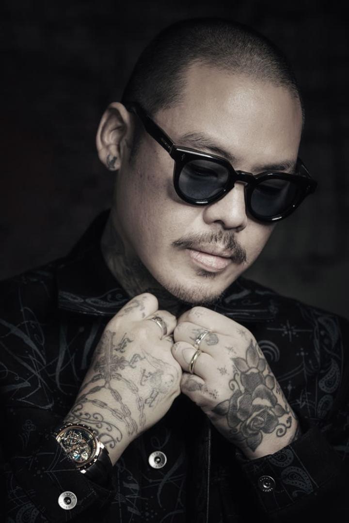 号称洛杉矶刺青名所The Shamrock Social Club最难预约刺青师的Dr. Woo作品线条细腻而风格独具，许多中外名人包括强尼戴普、G-Dragon、陈冠希和余文乐等都是他的客户