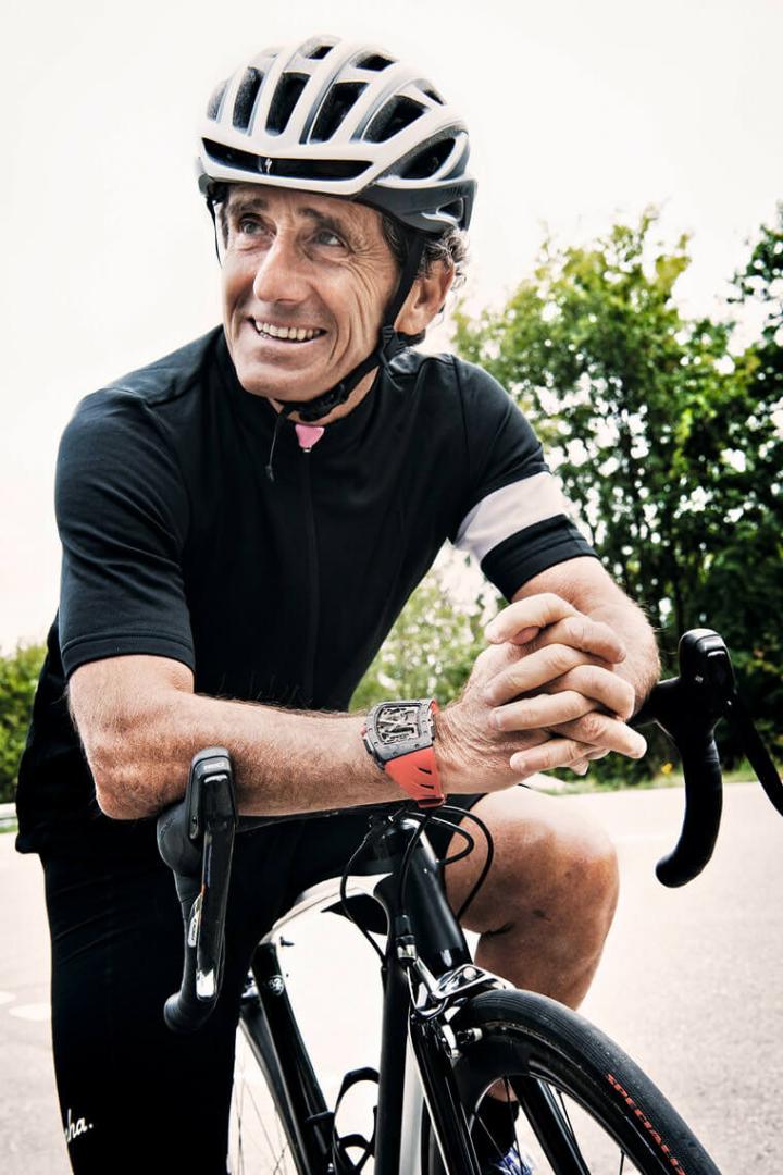 绰号“教授”的法国车手Alain Prost曾四度获得F1冠军，退休后他将更多精神投入于自行车运动中，并促成这次RM研发崭新的自行车专用陀飞轮