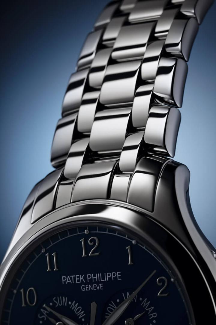 由五枚链节组成的不锈钢表带赋予手表更耐用且动感的个性，搭配不锈钢表壳展现实用性