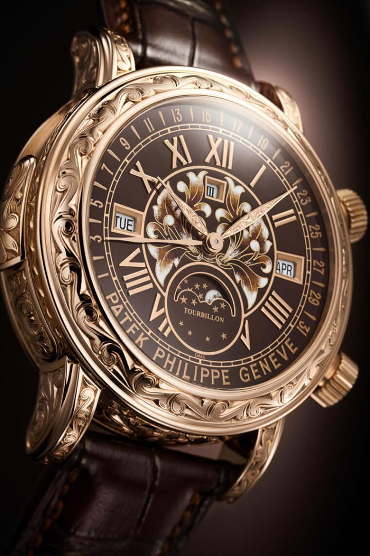 6002R天文陀飞轮一共拥有12项复杂功能，是PP线上款式中第二复杂的手表作品