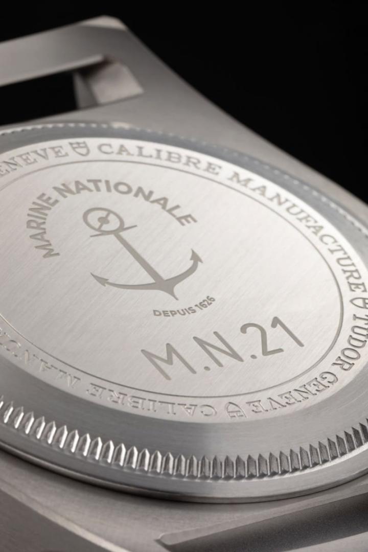 底盖镌刻Marine nationale的标志与”M.N.21”字样，后者代表”Marine nationale 2021”缩写之意