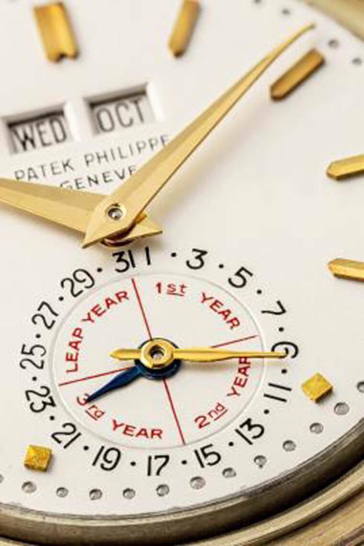 这款3448J自动万年历手表采用当时经典的面盘格局，不过6点方向原本可见的月相窗被改成了闰年显示，是品牌生产过586只3448万年历手表唯一一款采用这种设计的特例
