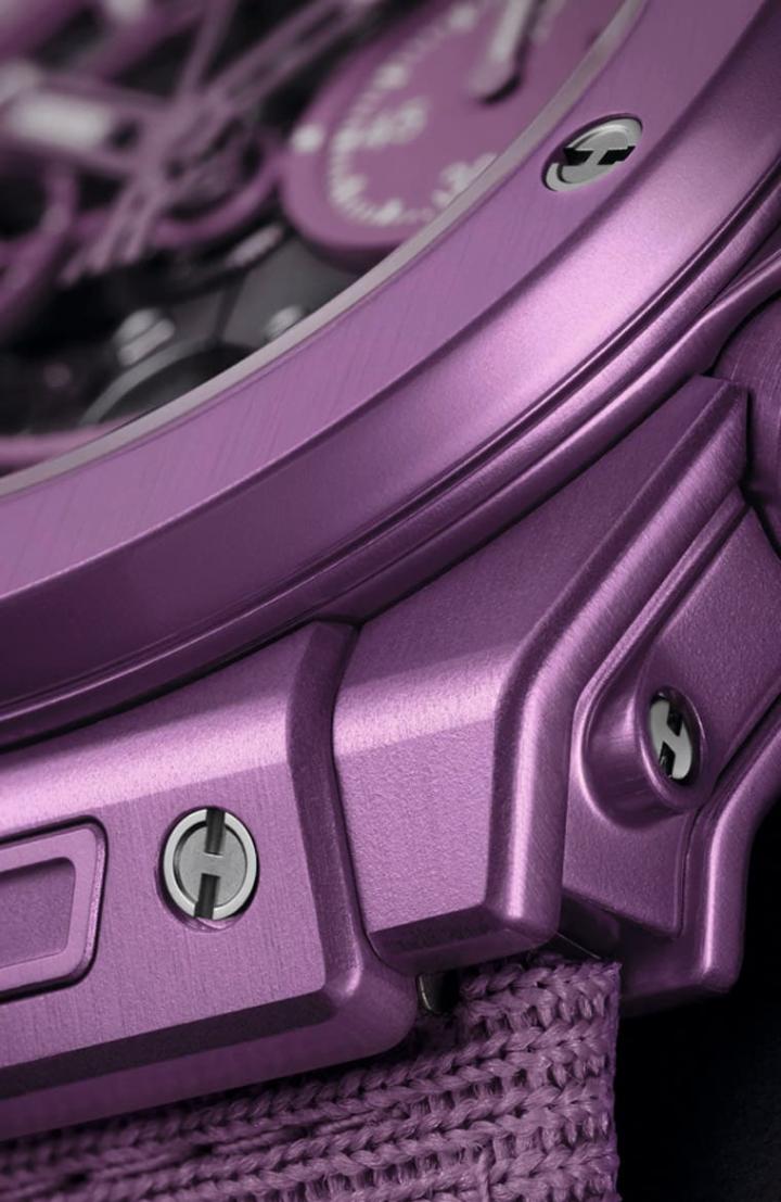 氧化铝材质的紫色视觉效果相当迷人，同时其高硬度、稳定、耐腐蚀特性等也很适合用来制作表壳。