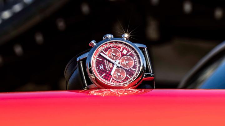 这款全新时计配备饰有Zagato标志性红色漆面"Z"形图案的面盘、曲线优美的表壳及Zagato式汽车座椅风格的"Bund"皮革表带，彰显赛车风范