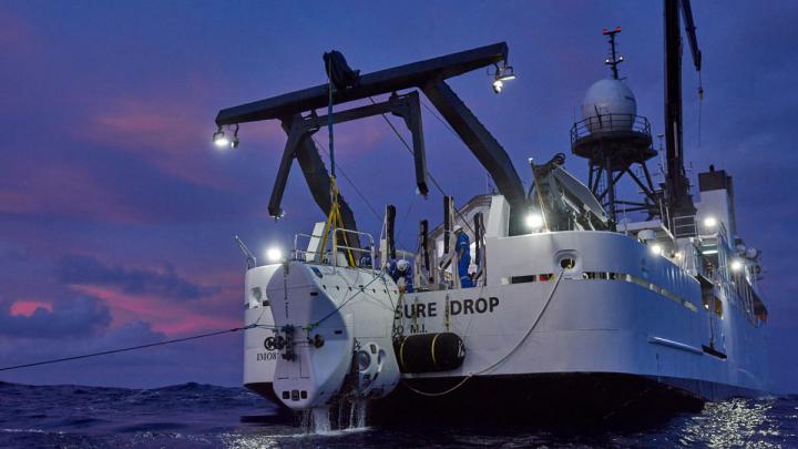 2019年4月至5月，“五大洋深潜探险”团队创下辉煌历史。声纳仪器绘测完海床以找出马里亚纳海沟“挑战者深渊”东渊）的最深点后，维克多．韦斯科沃独立驾驶全球下潜至最深处的可操作潜水舱DSV Limiting Factor号，深潜至地球的最深点
