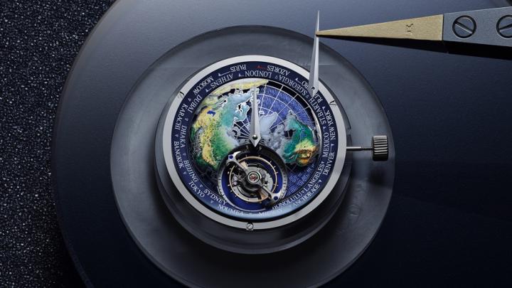与传统的平面图象有所不同，从北极看到的世界地图悬浮在表盘上方的由北半球经纬线构成的半球形框架上。