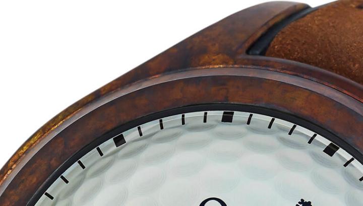 表壳经过仿旧处理，达到一般青铜表需要数年甚至更久时间才能养成的岁月感，加上高尔夫球造型的面盘，双双让手表看起来独树一帜