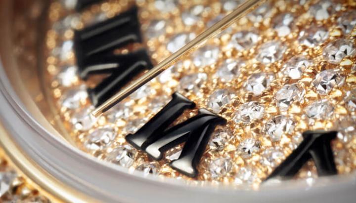 镀黑金质时标在钻石面盘上显得对比感强烈，佩戴者阅读时间依然清晰易懂