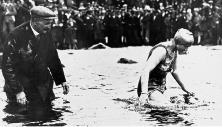1927年英国游泳女将Mercedes Gleitze佩戴蚝式手表完成泳渡英吉利海峡的壮举，一举打开防水手表和劳力士的品牌知名度