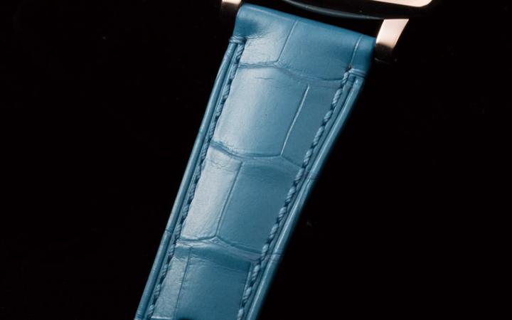 Luminor Due的外形经沛纳海巧妙的搭配，所以就造型而言不仅时尚又美型，充满活力的浅蓝色鳄鱼表带也成为PAM00677的设计，有些许进攻年轻化市场的意味