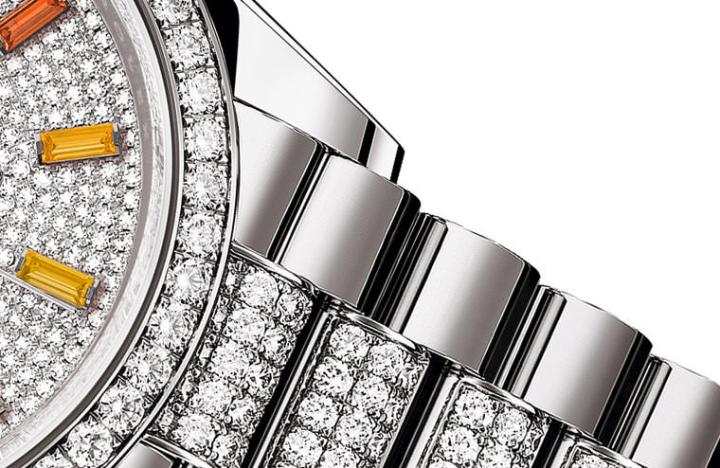 光是在表圈和链带的手表外部零件方面，128349RBR就镶嵌超过450颗钻石，戴在手上可谓光芒四射