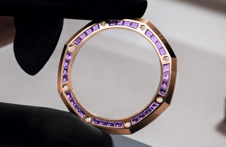 爱彼首度在皇家橡树系列中引进紫水芯片素，32颗紫水晶镶在表圈上，似乎也能为人带来满满正能量