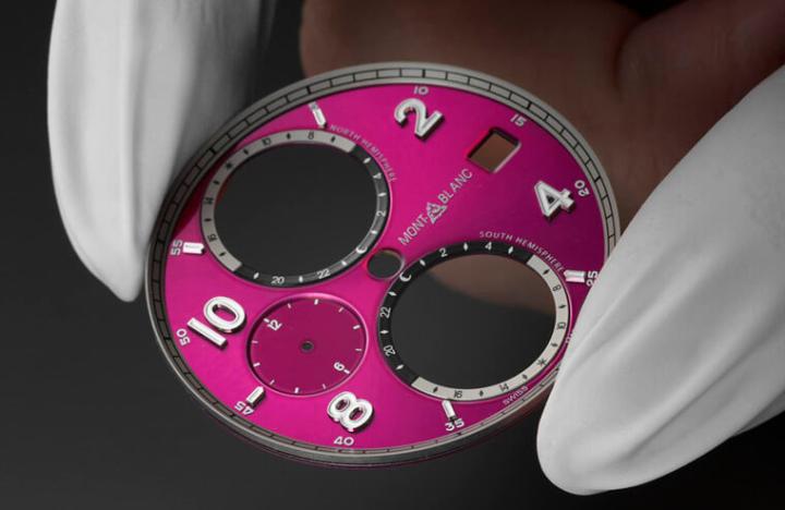 为了突显国际乳癌防治月主题，1858系列Geosphere限量手表首度换上亮紫红色放射状太阳纹面盘，结合手表既有复杂功能，看起来相当独特