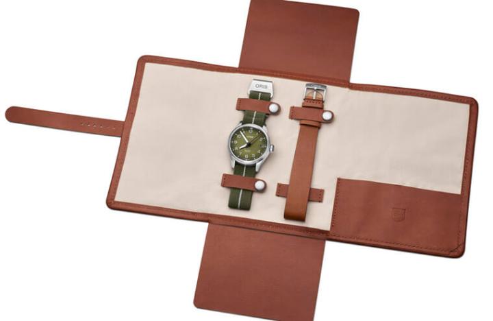 原厂提供手表旅行收纳皮袋，里面附有一条可供替换的棕色皮表带