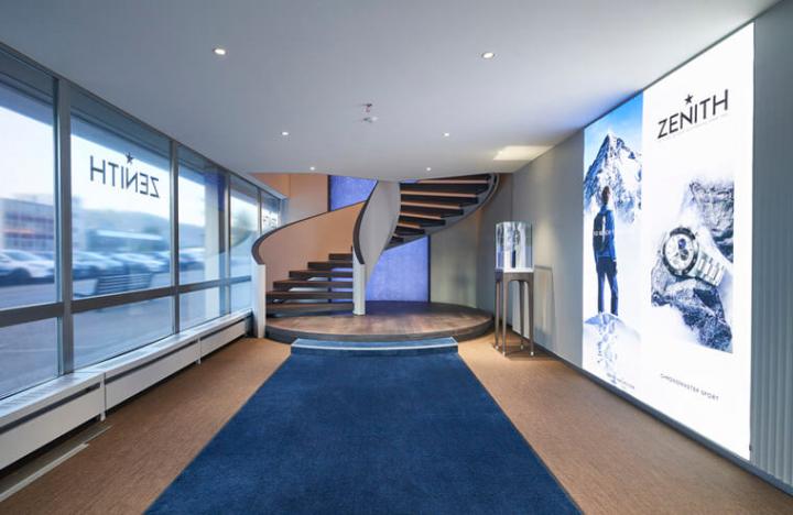 真力时力洛克专卖店店内的中性色调与从地板一直延伸至螺旋楼梯的中央蓝色装饰元素互相辉映