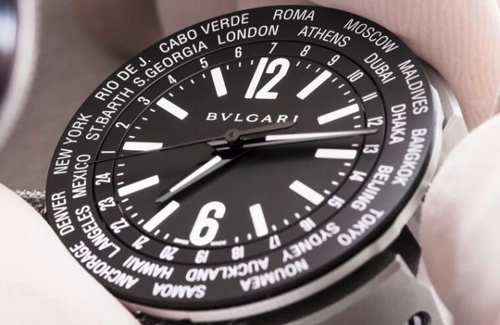 不同于一般世界时区手表，宝格丽采用的24个时区代表城市皆拥有或即将拥有品牌渡假村或是饭店等休闲旅游设施，为手表隐藏版的设计亮点